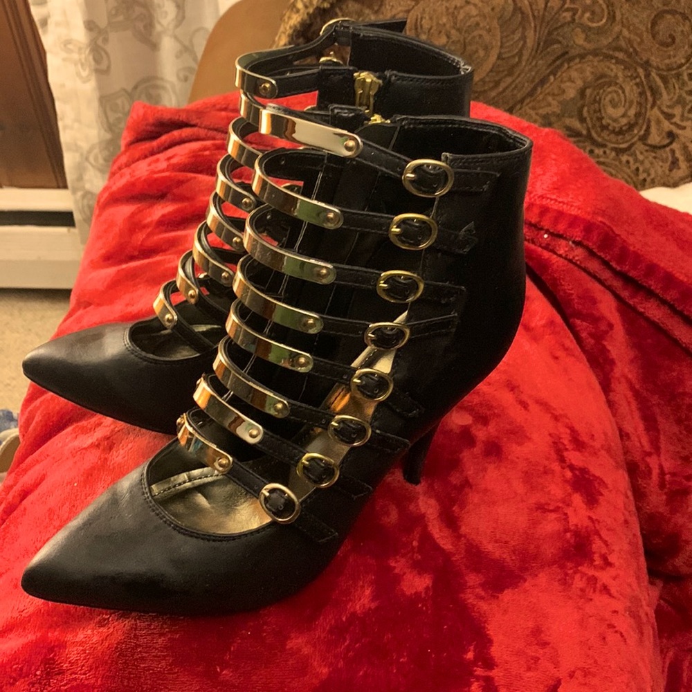 It’s the DETAILS that make a shoe worth buying and these is it baby with box